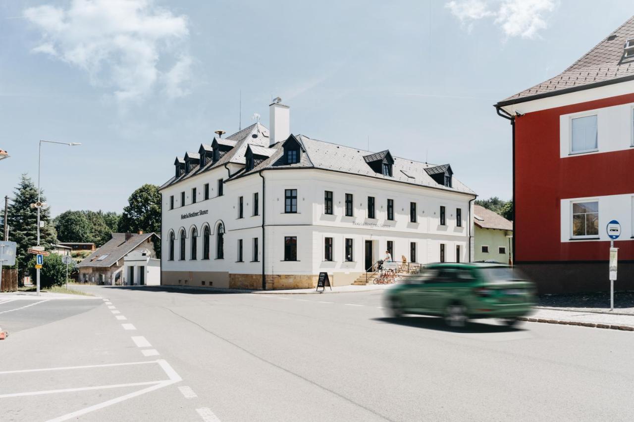 Hotel A Hostinec Slunce Osecna Bagian luar foto