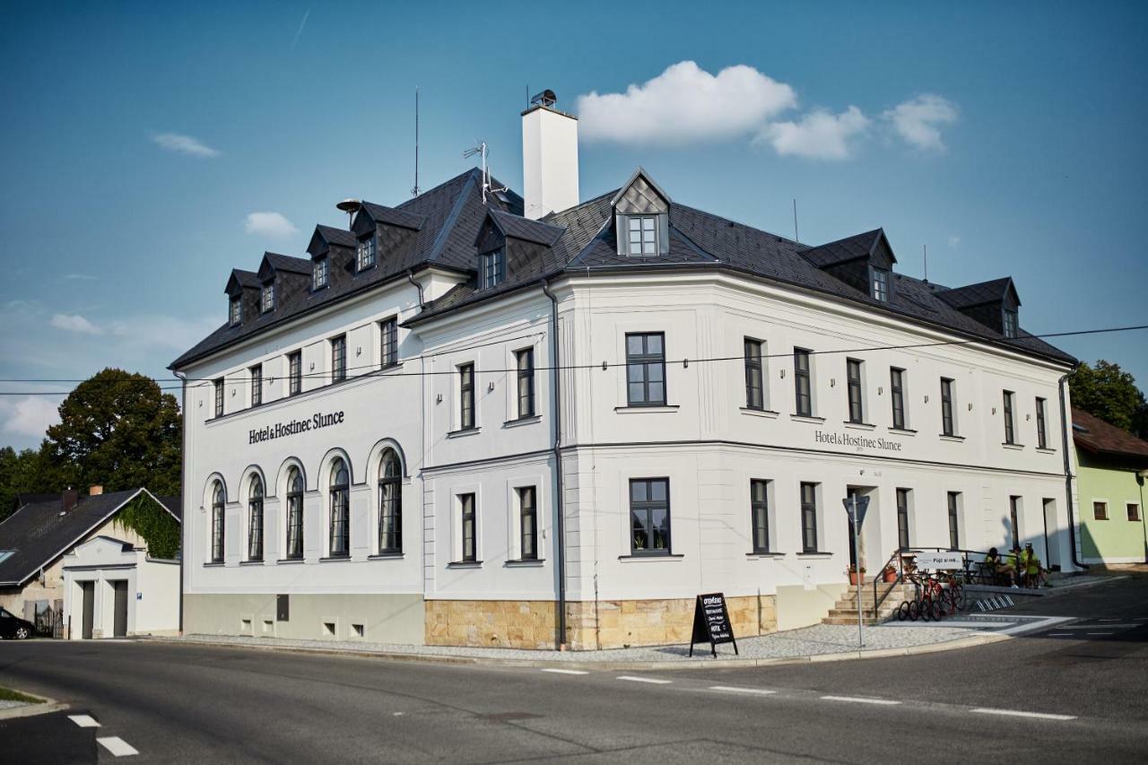 Hotel A Hostinec Slunce Osecna Bagian luar foto